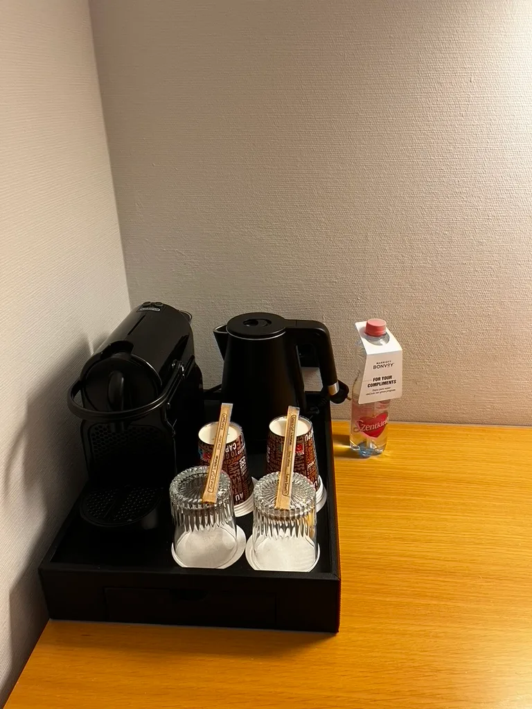 Kaffeemaschine und Zubehör auf Holztisch