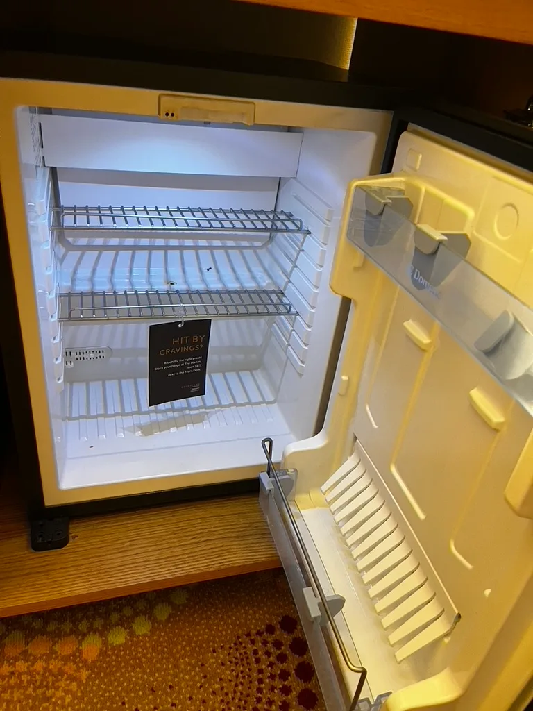 Leerer Kühlschrank im Hotelzimmer