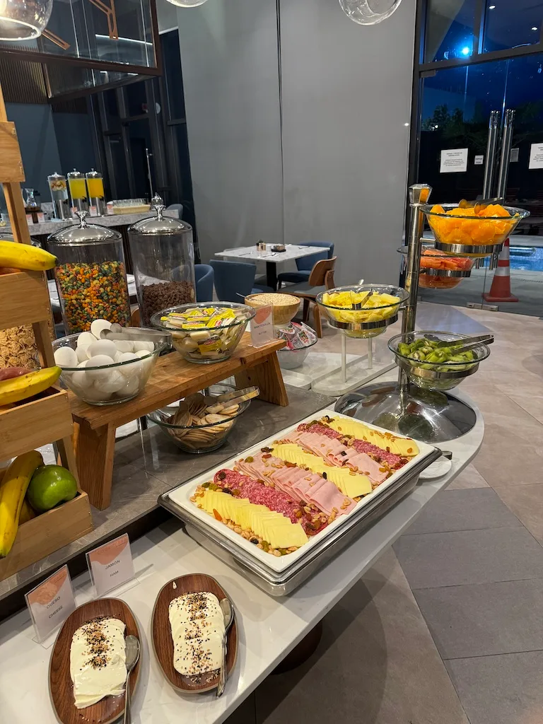 Frühstücksbuffet mit Käse, Schinken und Früchten