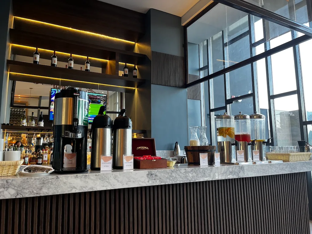 Hotelbar mit Kaffeeautomaten und Getränkebehältern