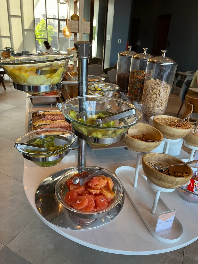 Frühstücksservice mit Obst, Salat und Müsli auf einem Buffet