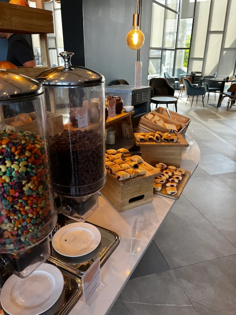 Frühstücksbuffet mit Kaffeebohnen, Süßigkeiten und Gebäck