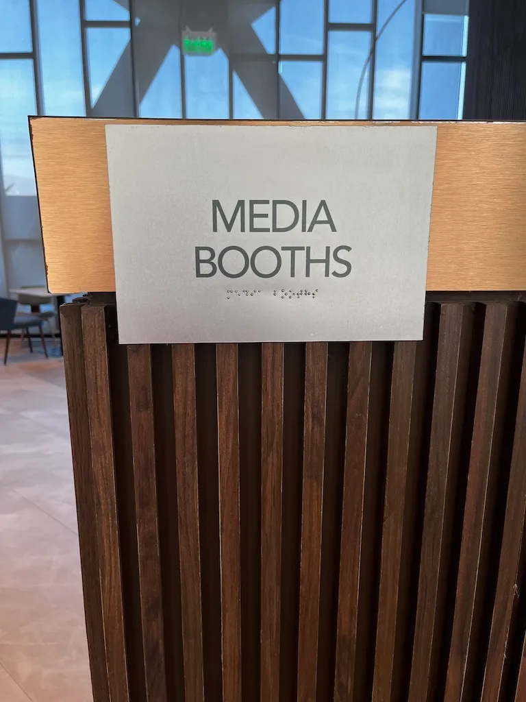 Medienbooth-Schild mit Holzrahmen