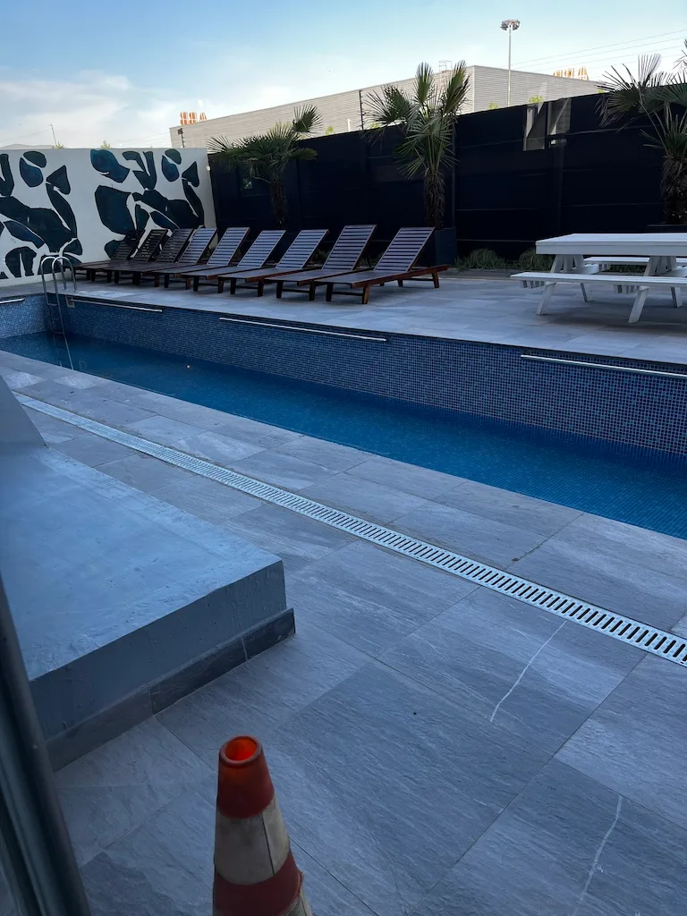 Außenbereich mit Pool und Liegestühlen