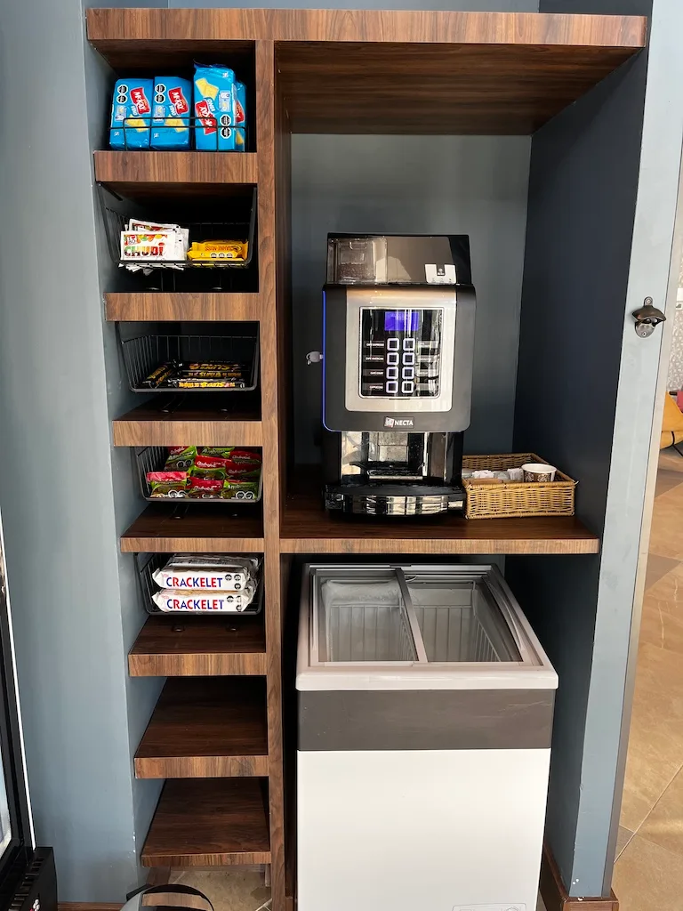 Buffet mit Getränken und Snacks auf einem Flughafen-Hotel