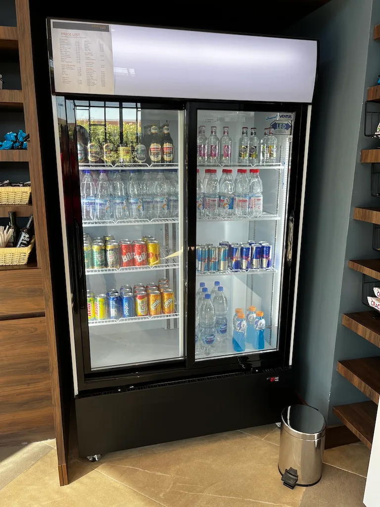 Frühstücksbuffet mit Obst, Kuchen und Nüssen