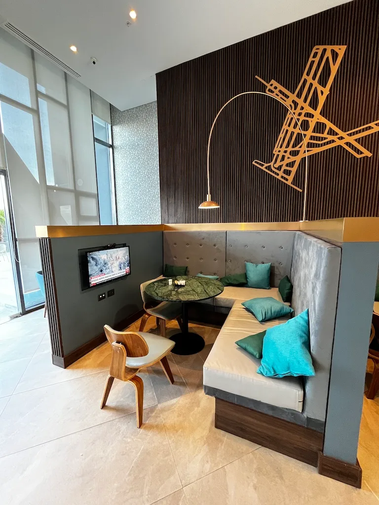 Lounge mit Holztresen und Stühlen in modernem Design