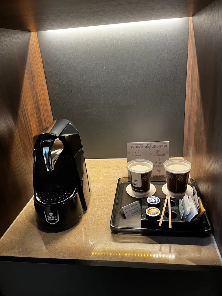 Kaffeemaschine und Kaffeegetränke auf Serviertablett