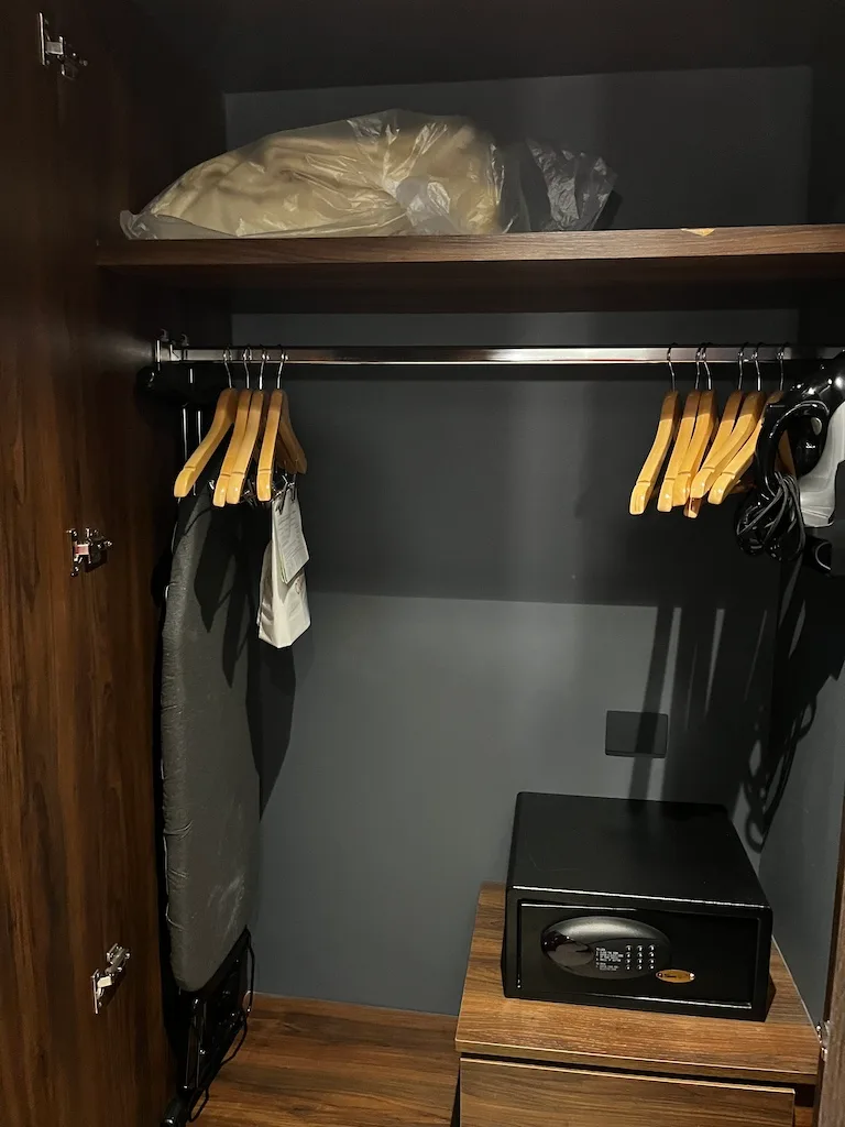 Schrank mit Kleiderbügeln und Safe im Hotelzimmer