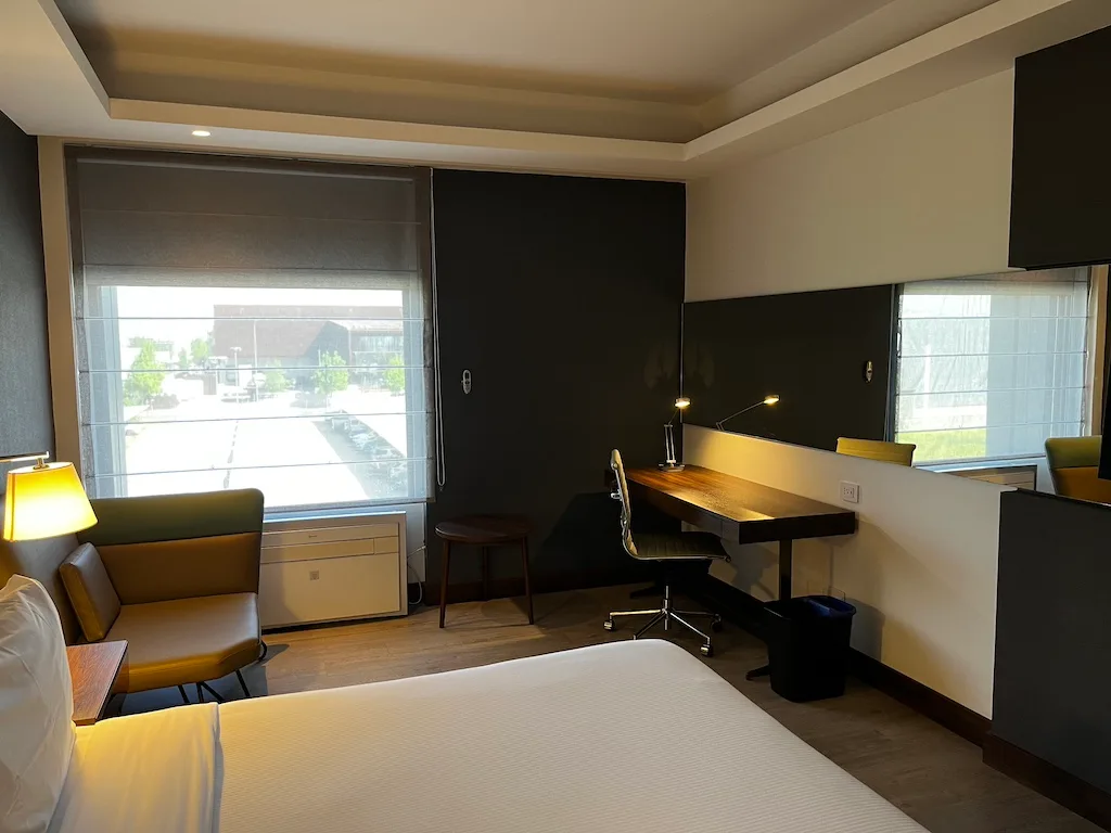 Lounge mit Sitzreihen und runden Tischen im Flughafen