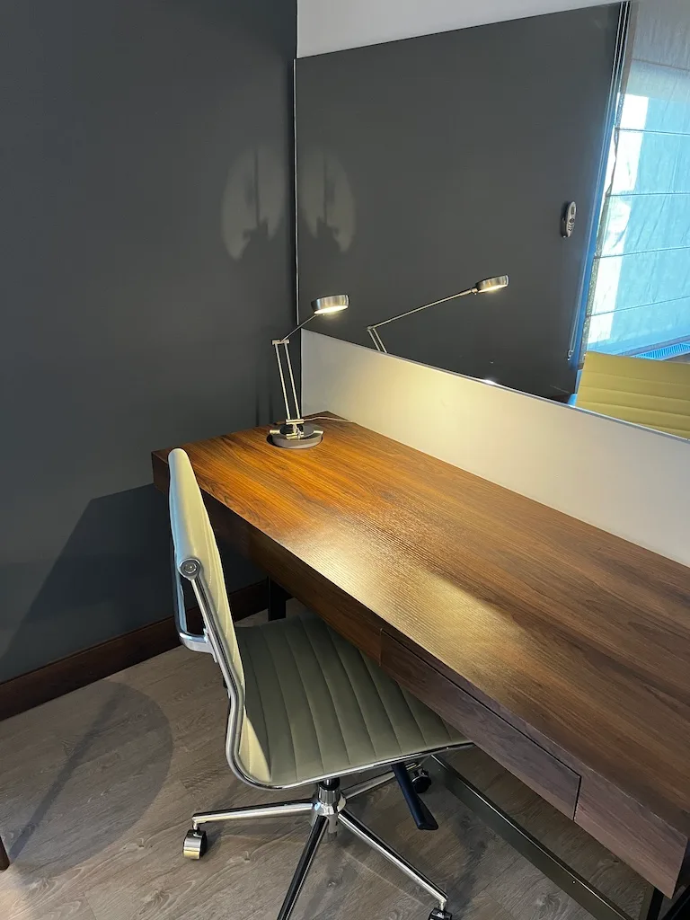 Lounge mit Holztischen und Stühlen in modernem Design