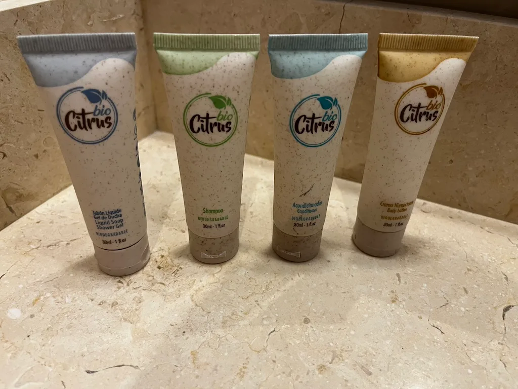Bio-Citrus-Badetücher auf Marmorplatte