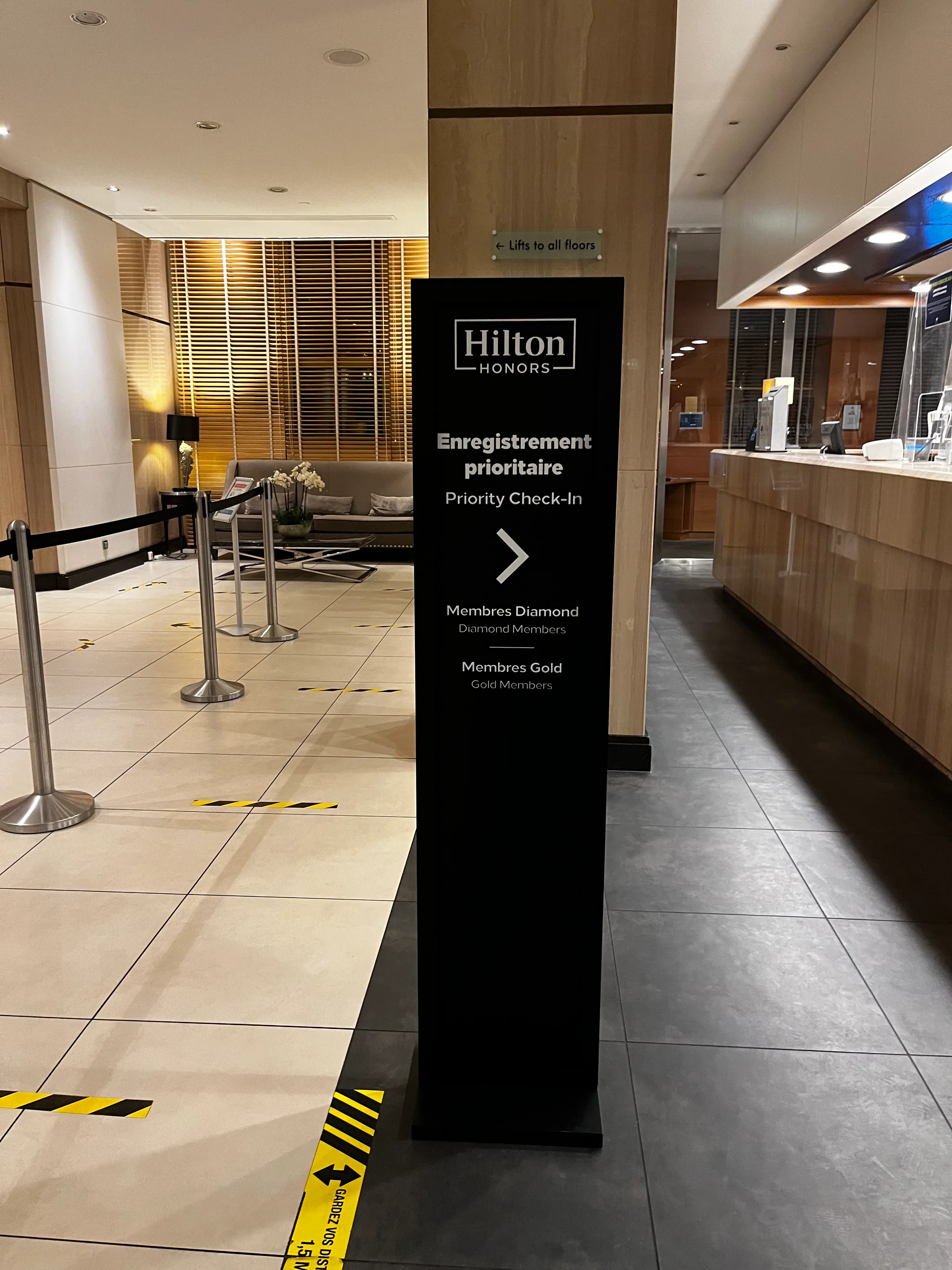 Hotellobby mit Schild für Prioritätscheck-in