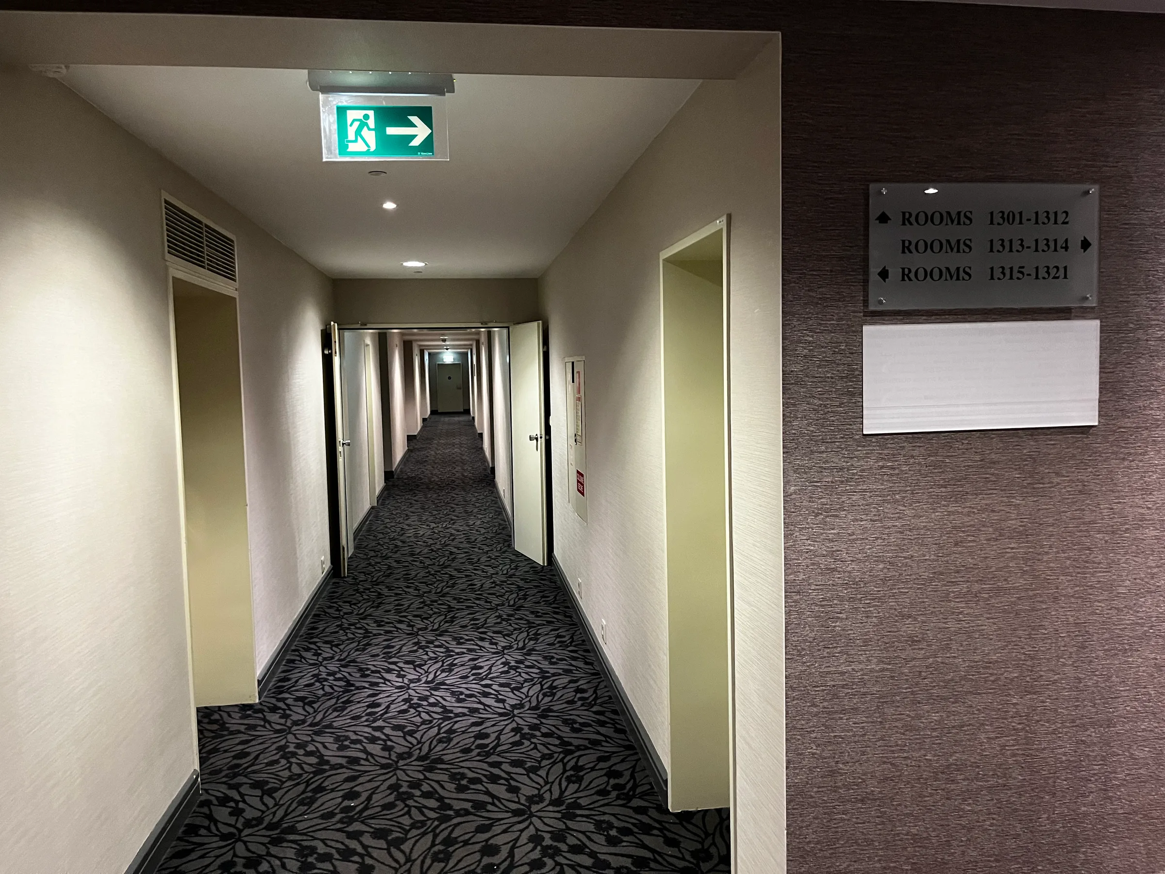 Hotelkorridor mit Zimmernummernschild
