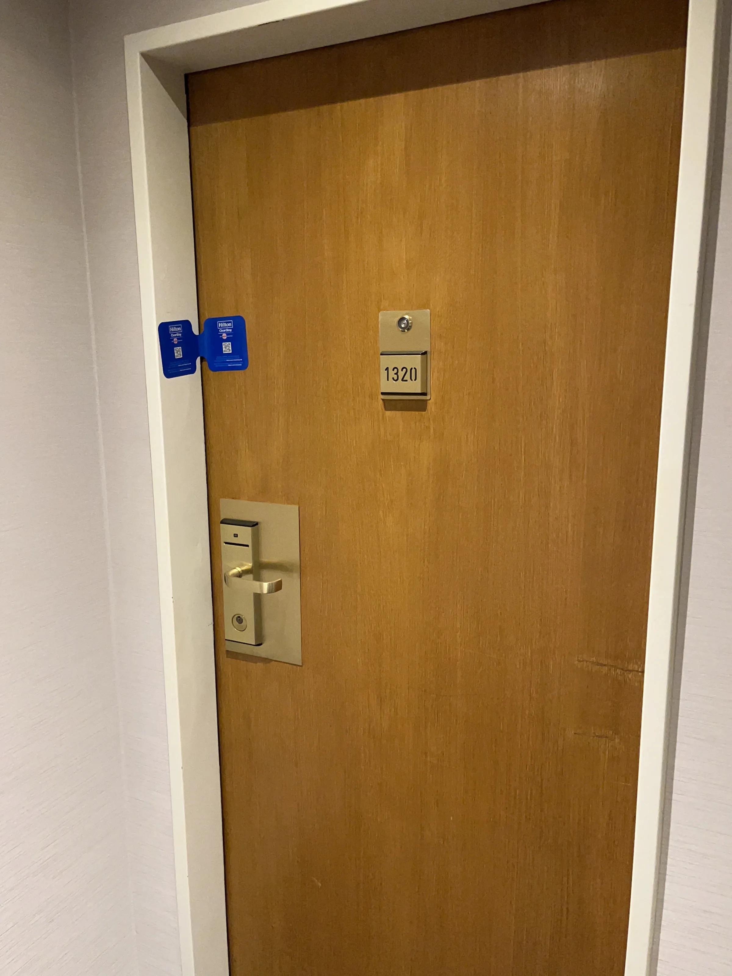 Hotelzimmertür mit Schlüsselkarte und Zimmernummer