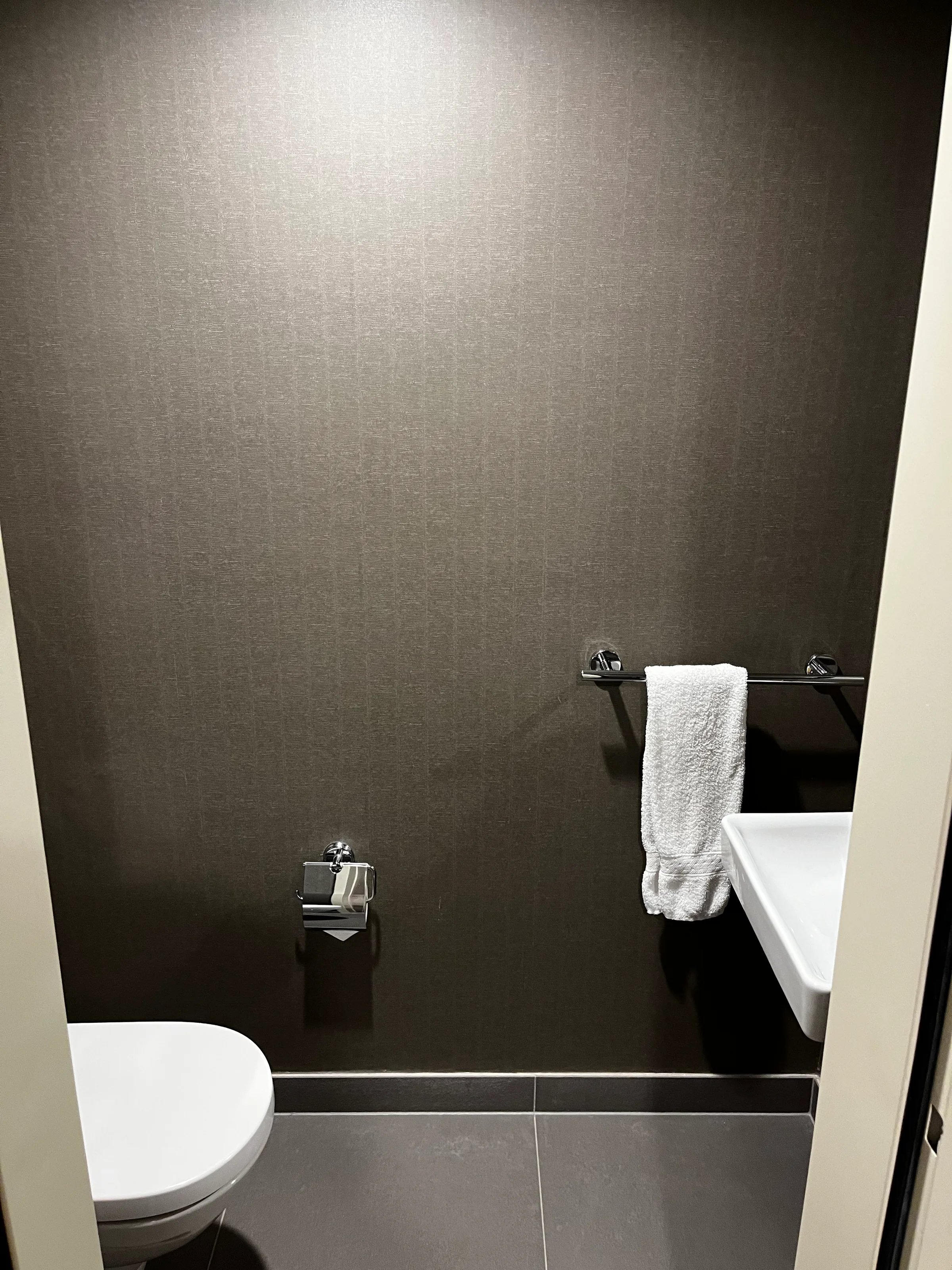 Hotelbad mit Handtuchhalter und Toilette