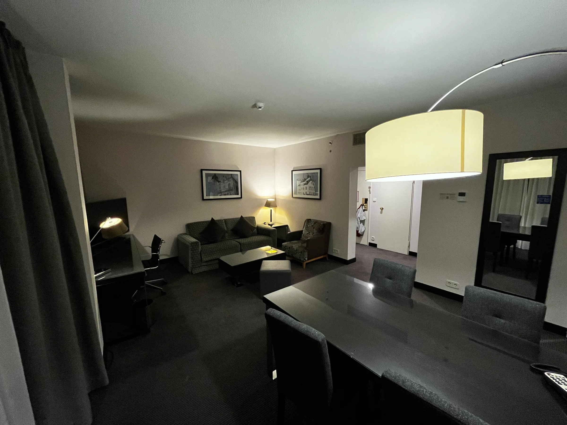 Hotelzimmer mit Couch und Schreibtisch