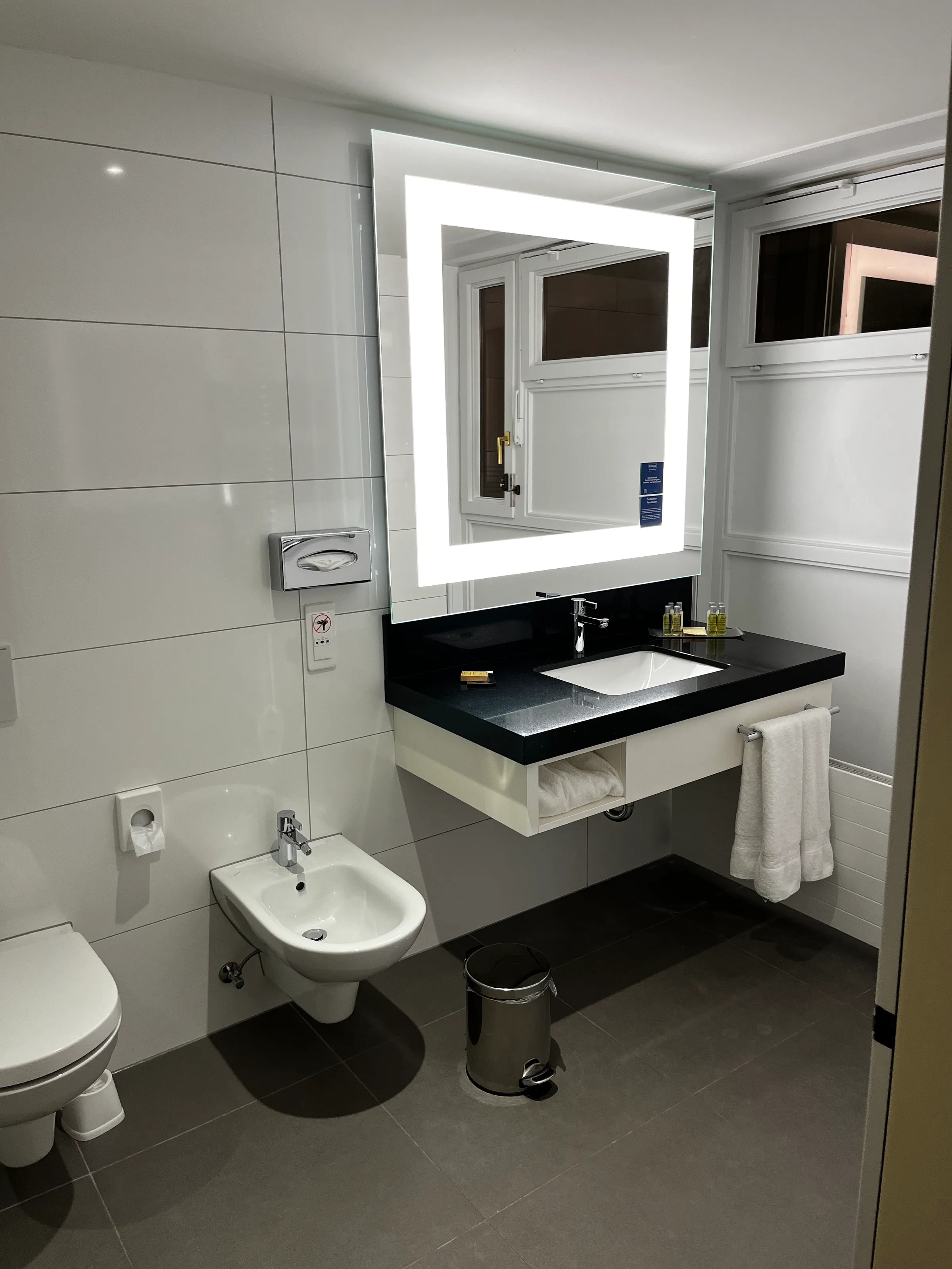 Moderne Badezimmeranlage mit Spiegel und Waschbecken