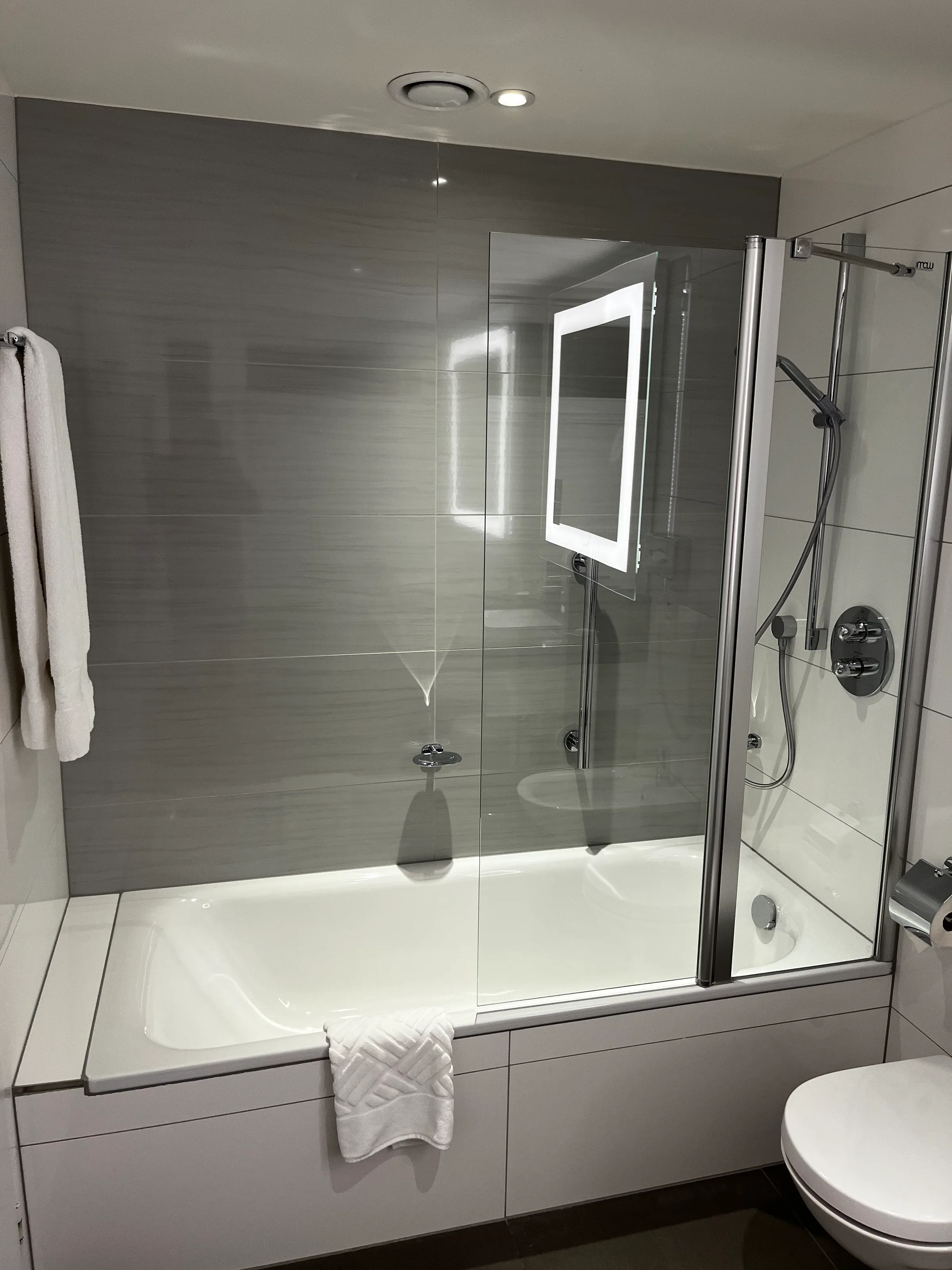 Duschbad mit Badewanne und Spiegelschrank