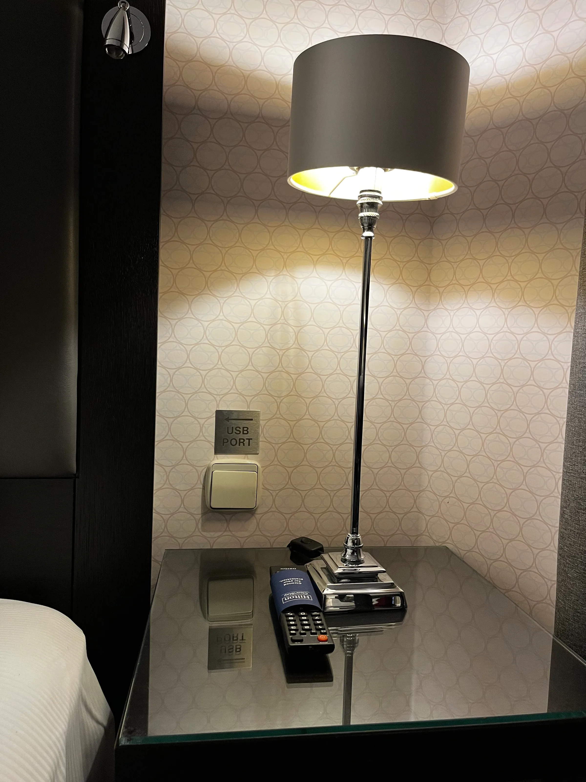 Nachtisch mit Lampe und Fernbedienung im Hotelzimmer