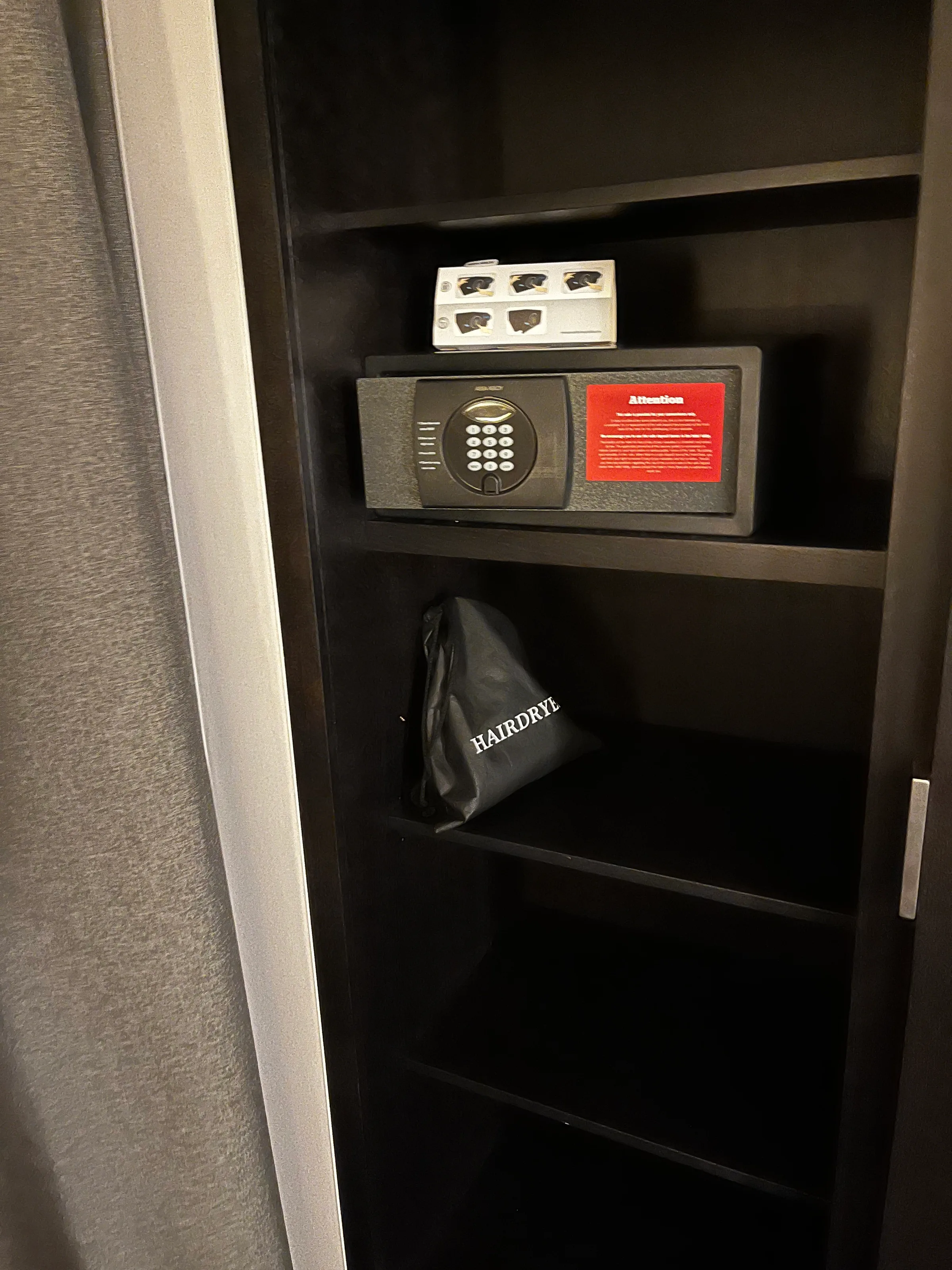 Schrank mit Safe und Haartrockner