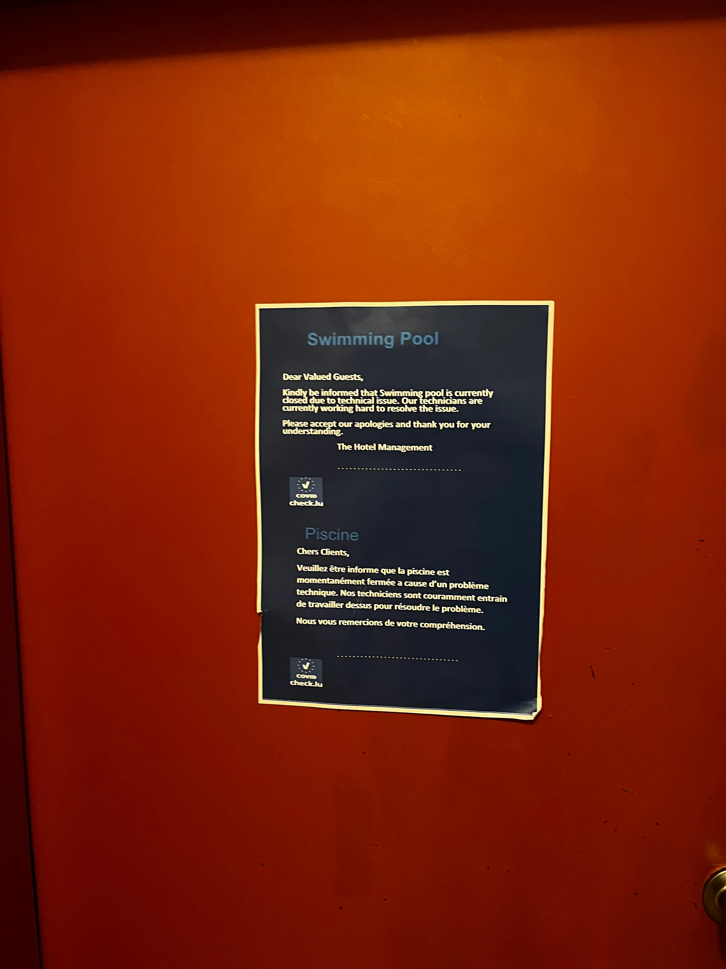 Schild mit Nachricht über geschlossene Schwimmbecken