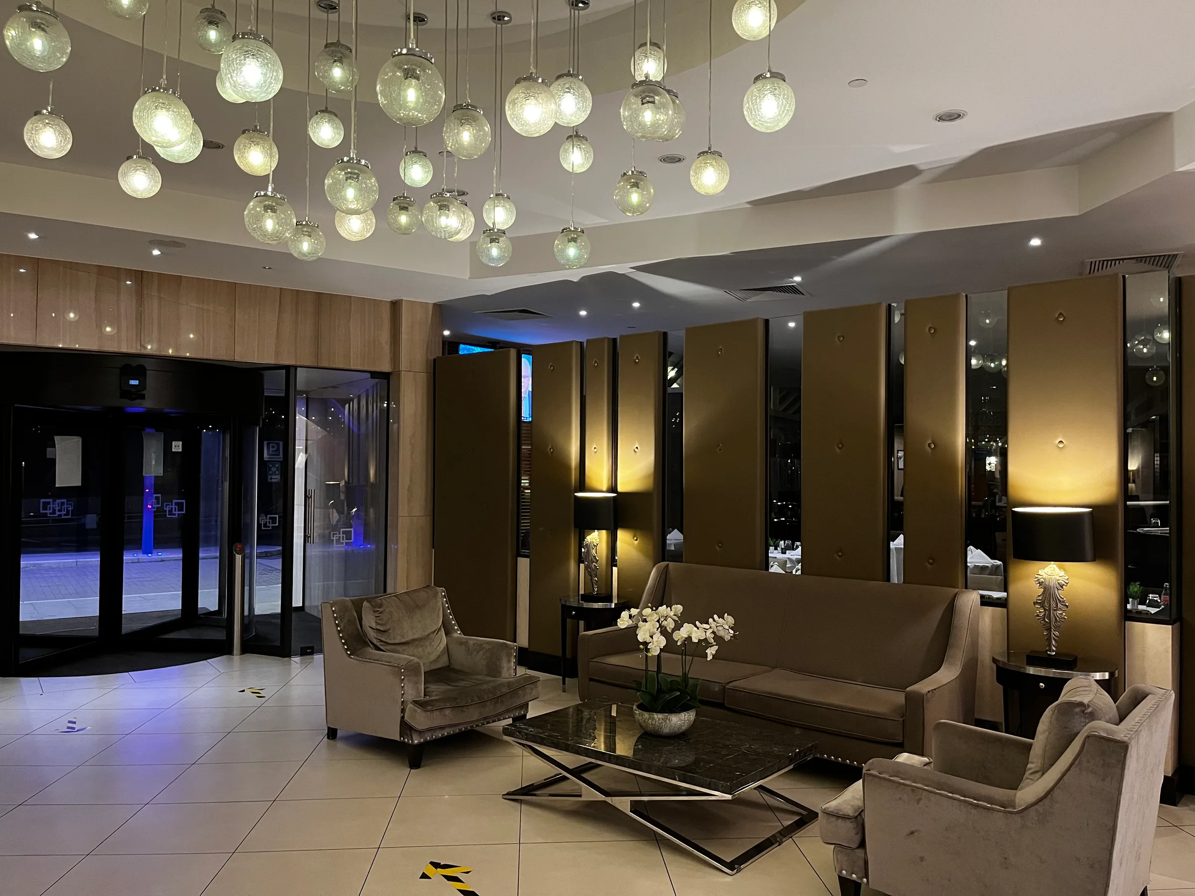 Lobby des Hotels mit moderner Beleuchtung und Sitzmöbeln