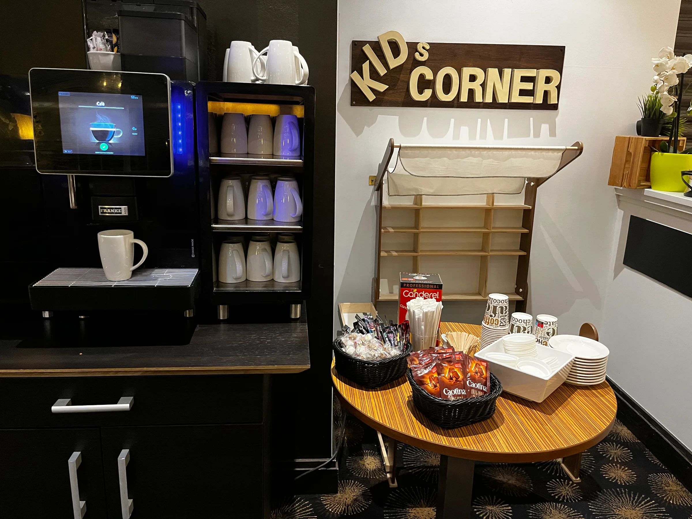 Kinderbereich mit Kaffeevollautomat und Snacks