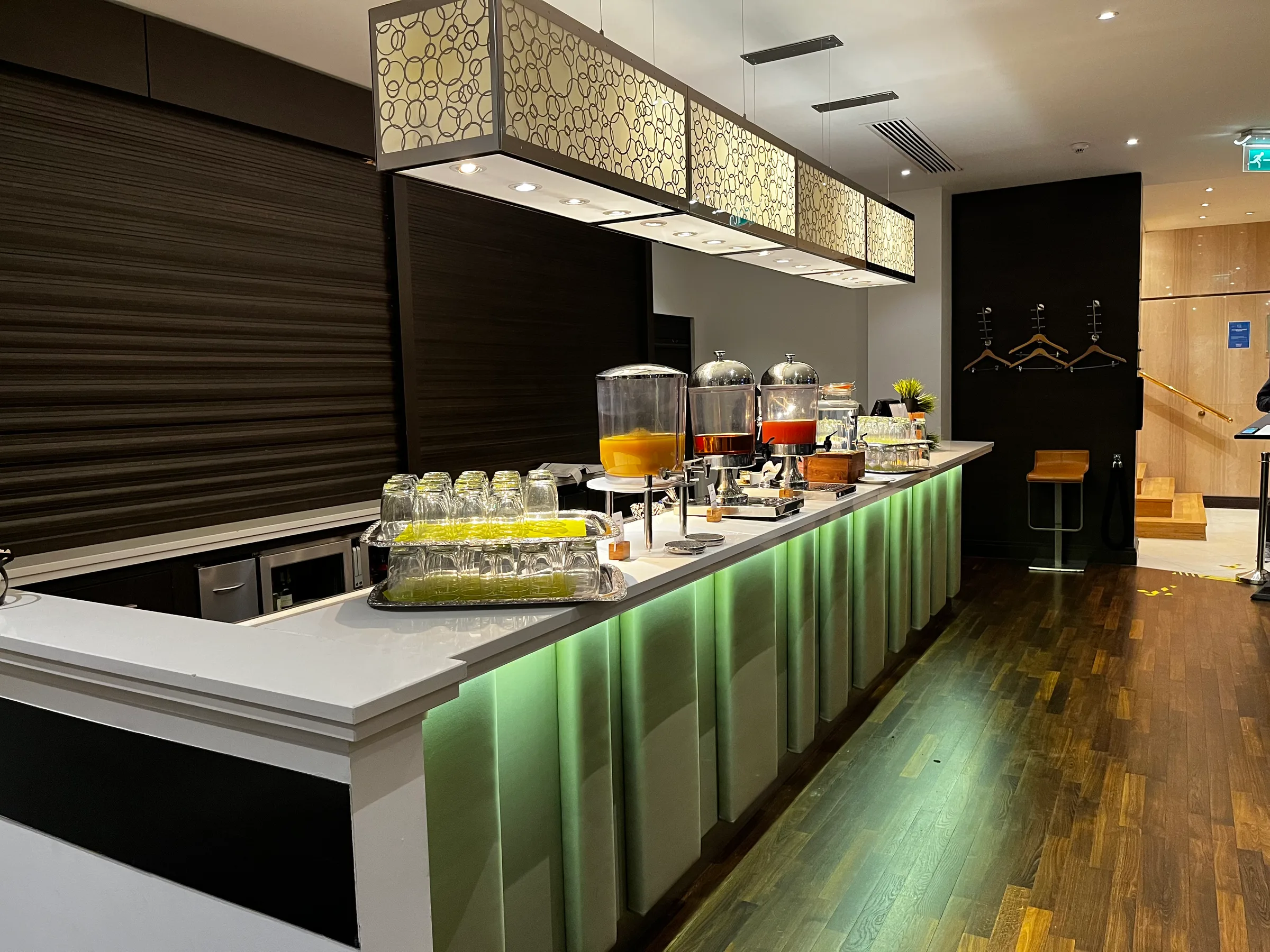 Frühstücksbuffet mit Getränken und Obst im Hotel