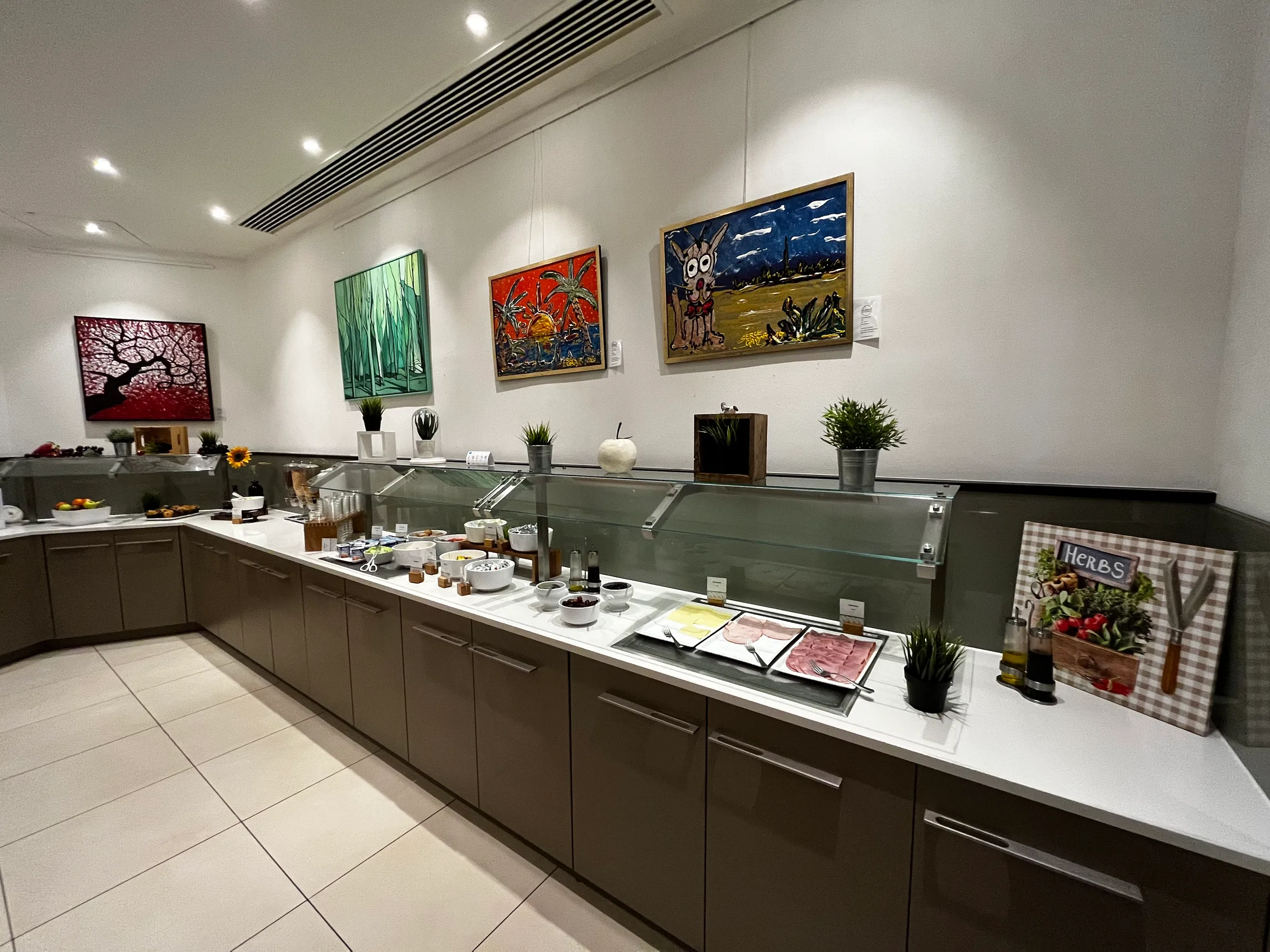 Buffet mit verschiedenen Speisen und Gemüse auf grauen Schränken