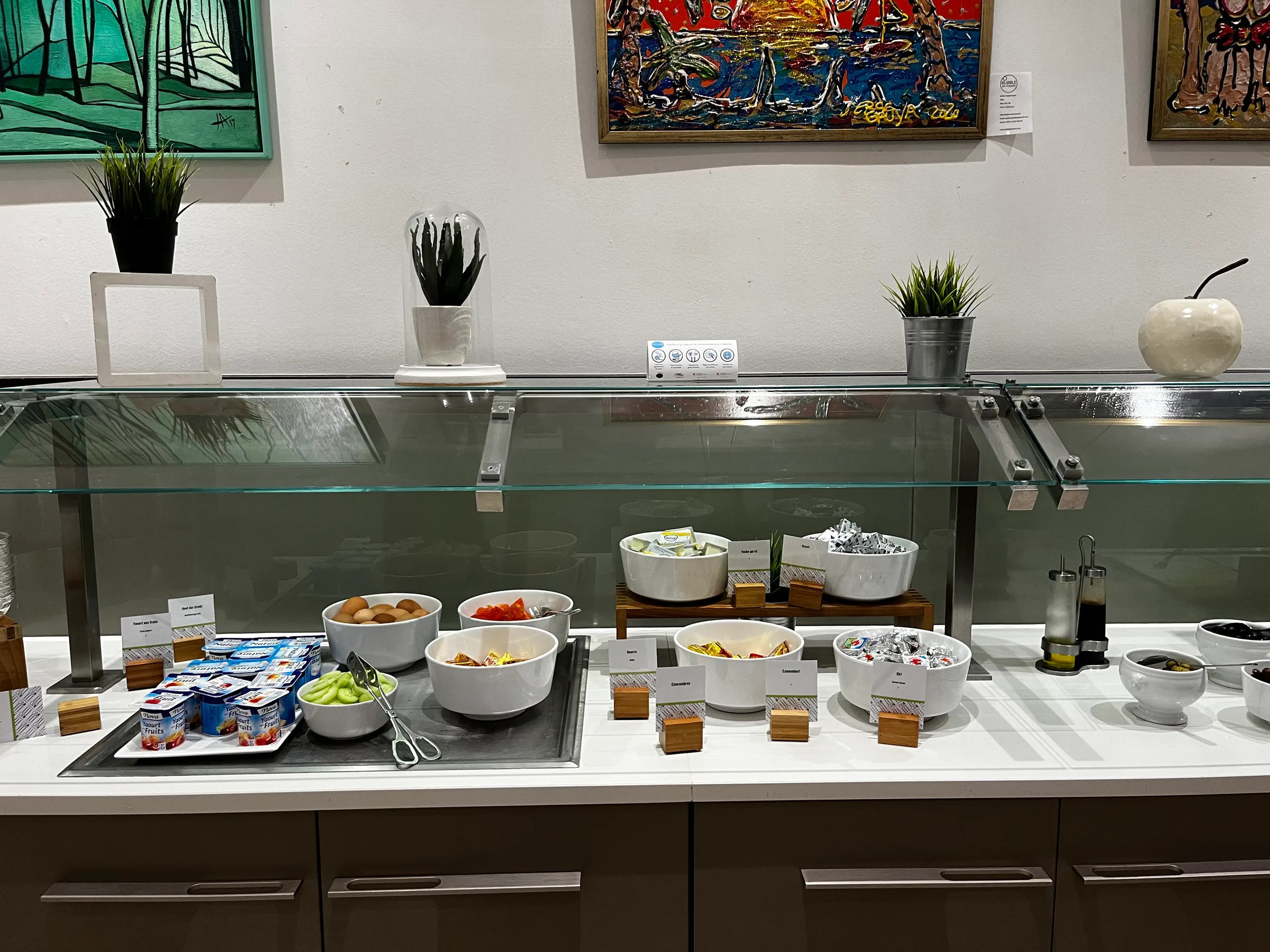 Frühstücksbuffet mit verschiedenen Speisen und Getränken