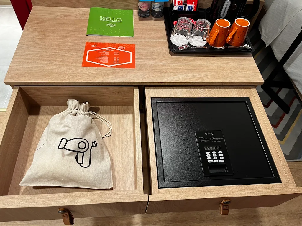 Holzkommode mit Schublade und Safe im Hotelzimmer