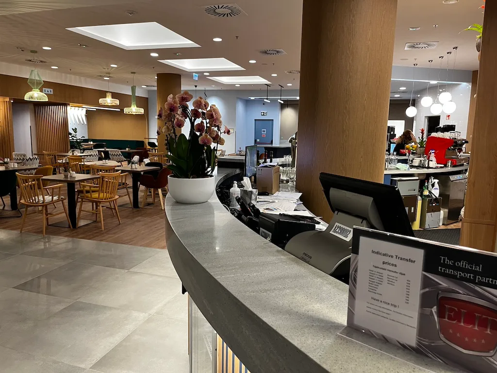 Hotellobby mit Pflanze und Tresen