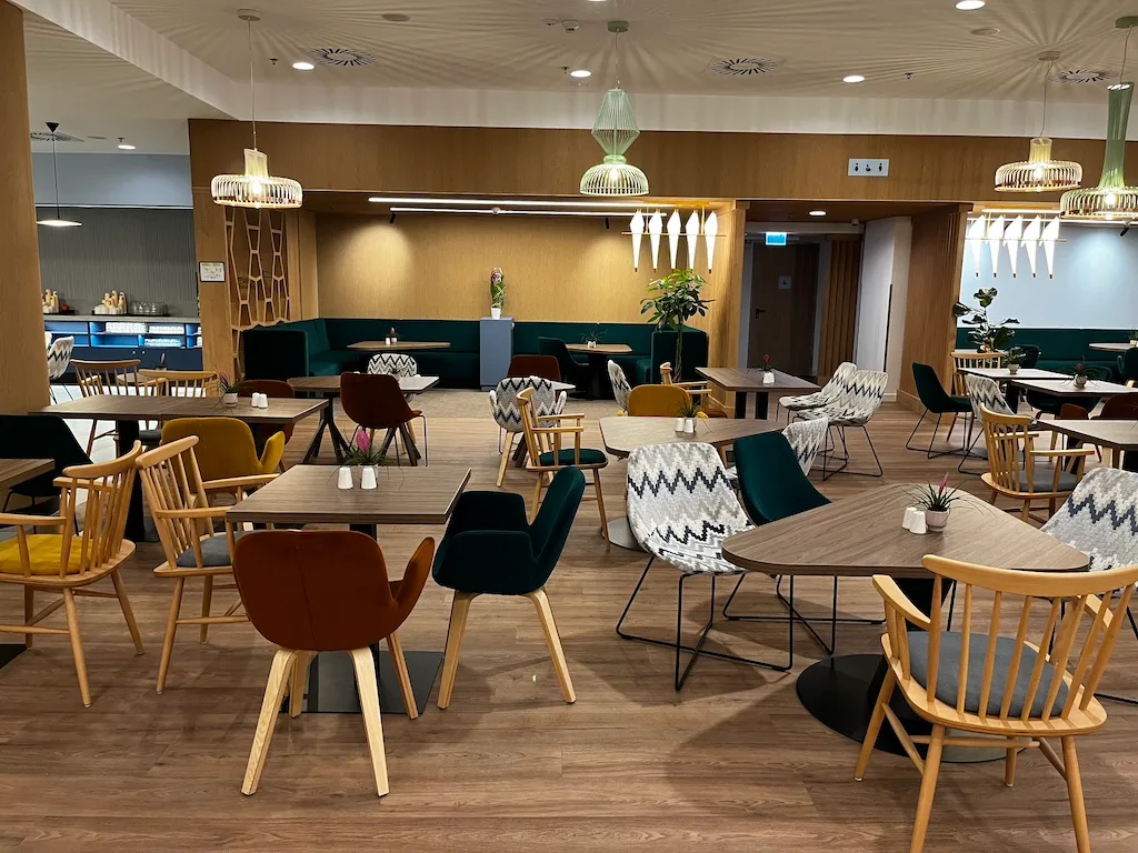 Hotellobby mit Holzboden und gemütlichen Stühlen