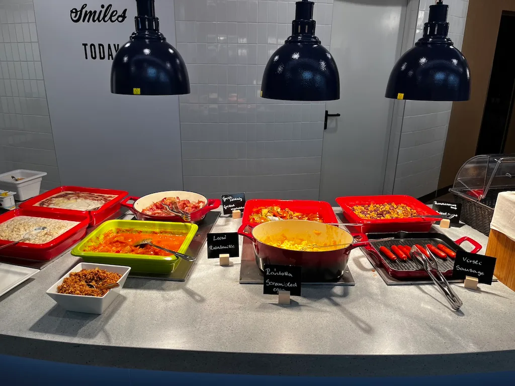 Frühstücksbuffet mit verschiedenen Gerichten und Bechern