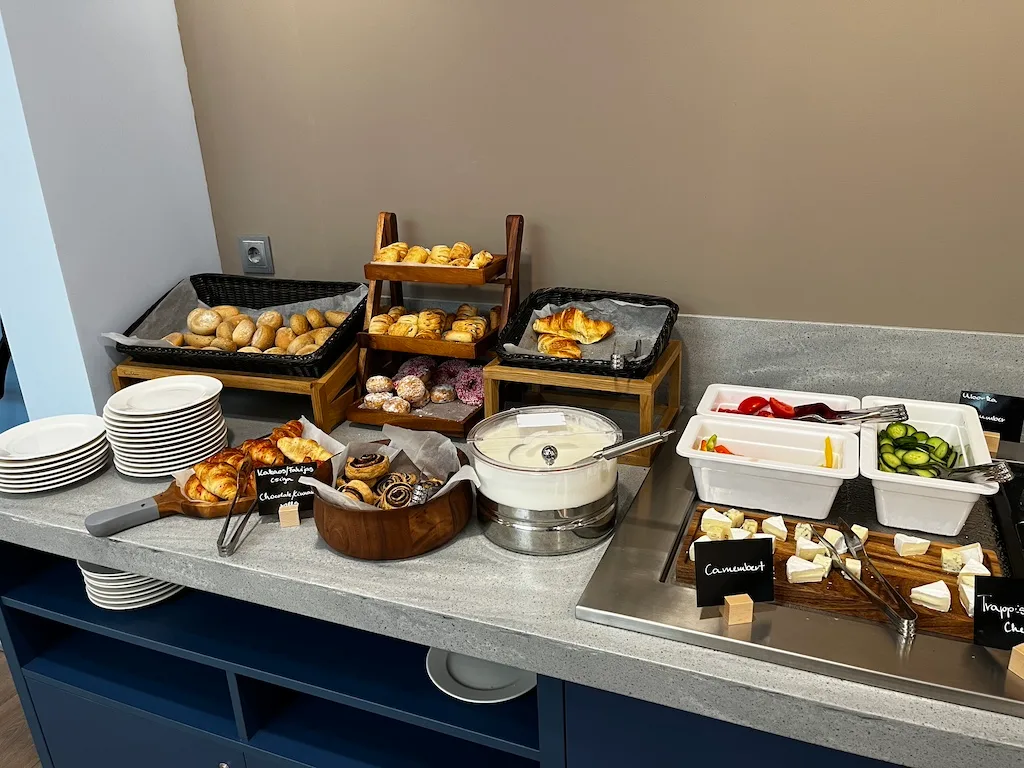 Frühstückstablett mit Käse, Gemüse und Brötchen