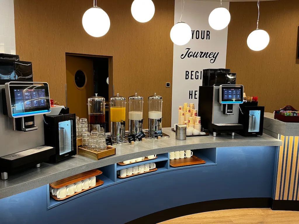 Frühstücksbuffet mit Kaffeeautomaten und Getränkebehältern