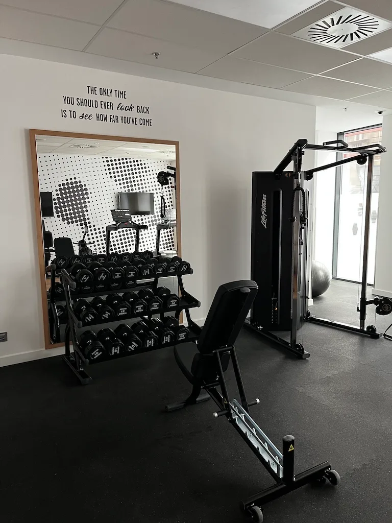 Fitnessraum mit Gewichten und Trainingsgeräten