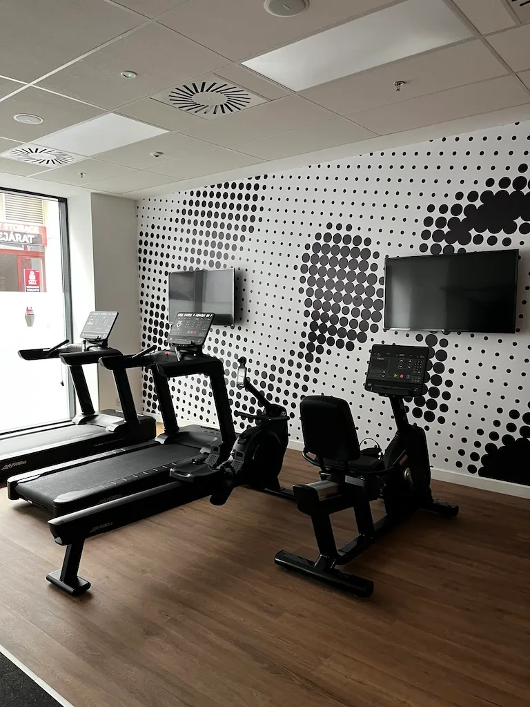 Fitnessraum mit Laufbändern und Fahrrädern