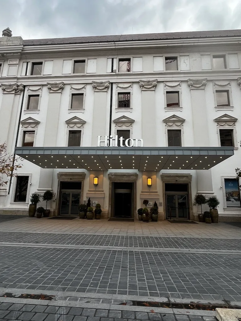 Hilton-Hotelgebäude mit Eingangsbereich und Pflanzen