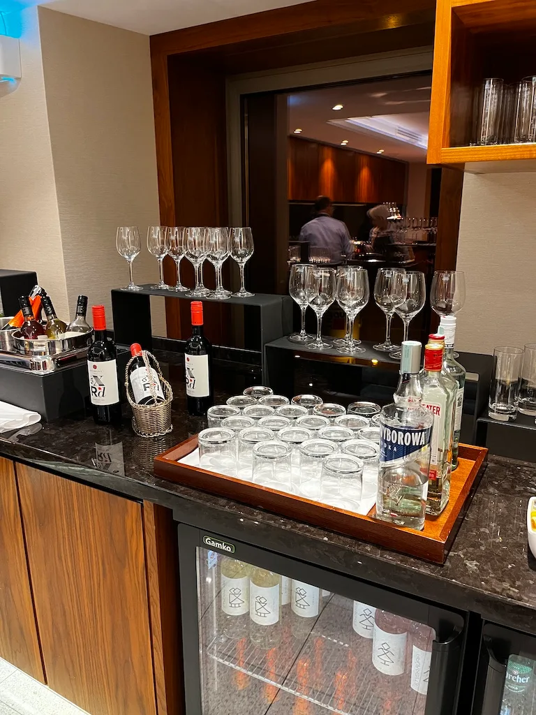 Hotelbar mit leeren Gläsern und Flaschen