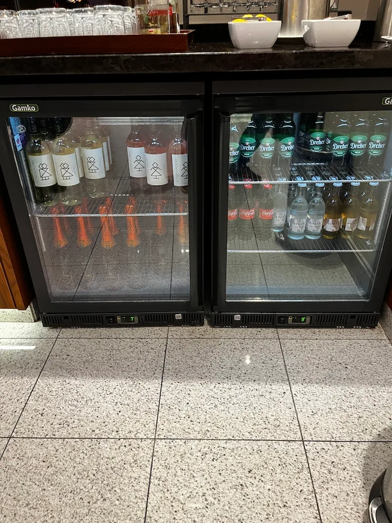 Getränkekühlschränke mit alkoholischen und nichtalkoholischen Getränken
