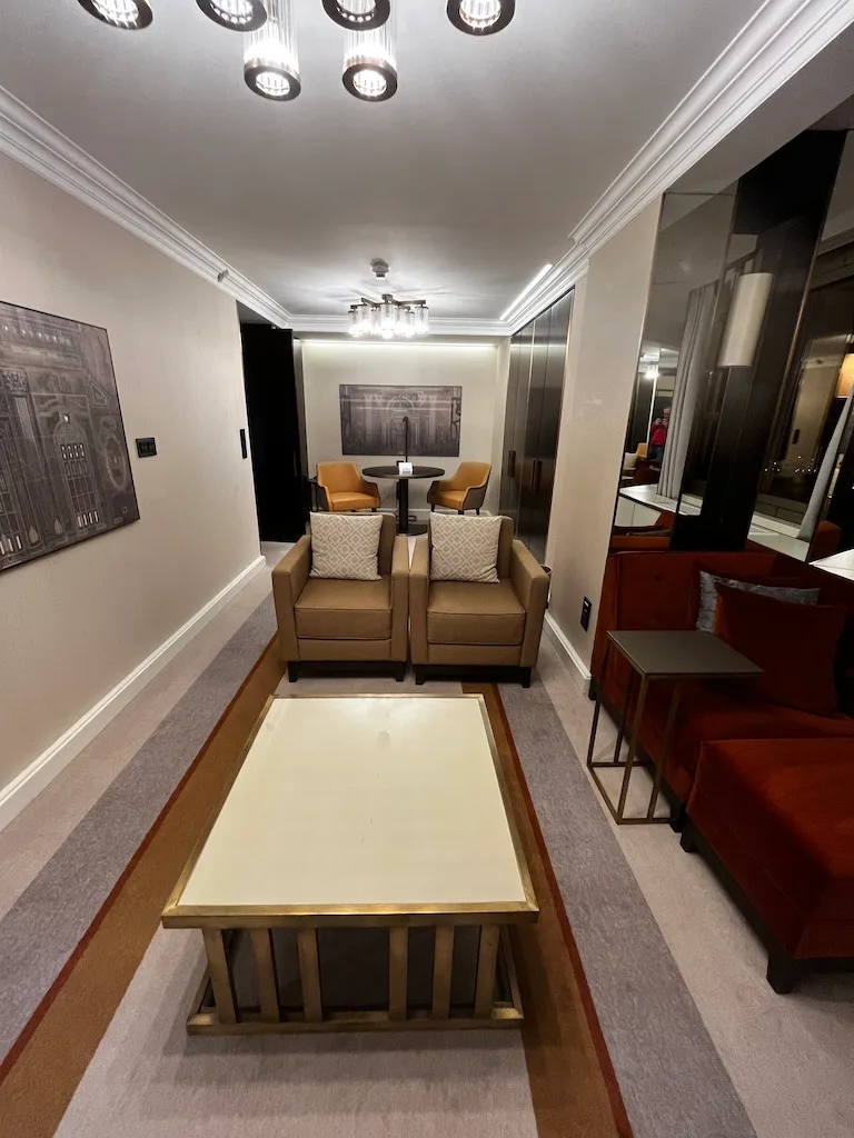 Hotellobby mit Sesseln und Couch in warmen Farben