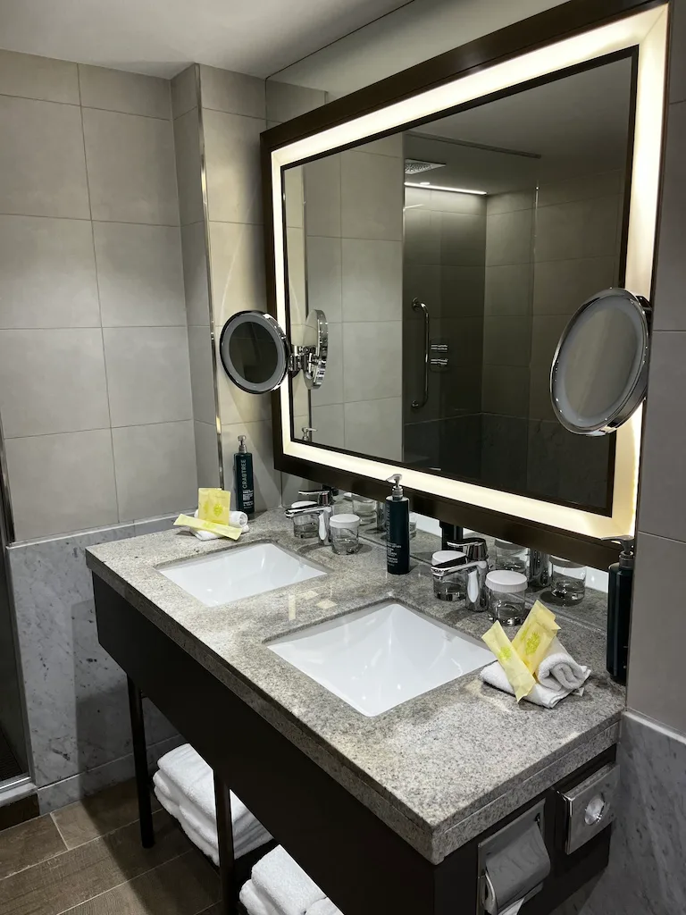 Doppelwaschtisch mit Spiegeln und Beleuchtung im Badezimmer
