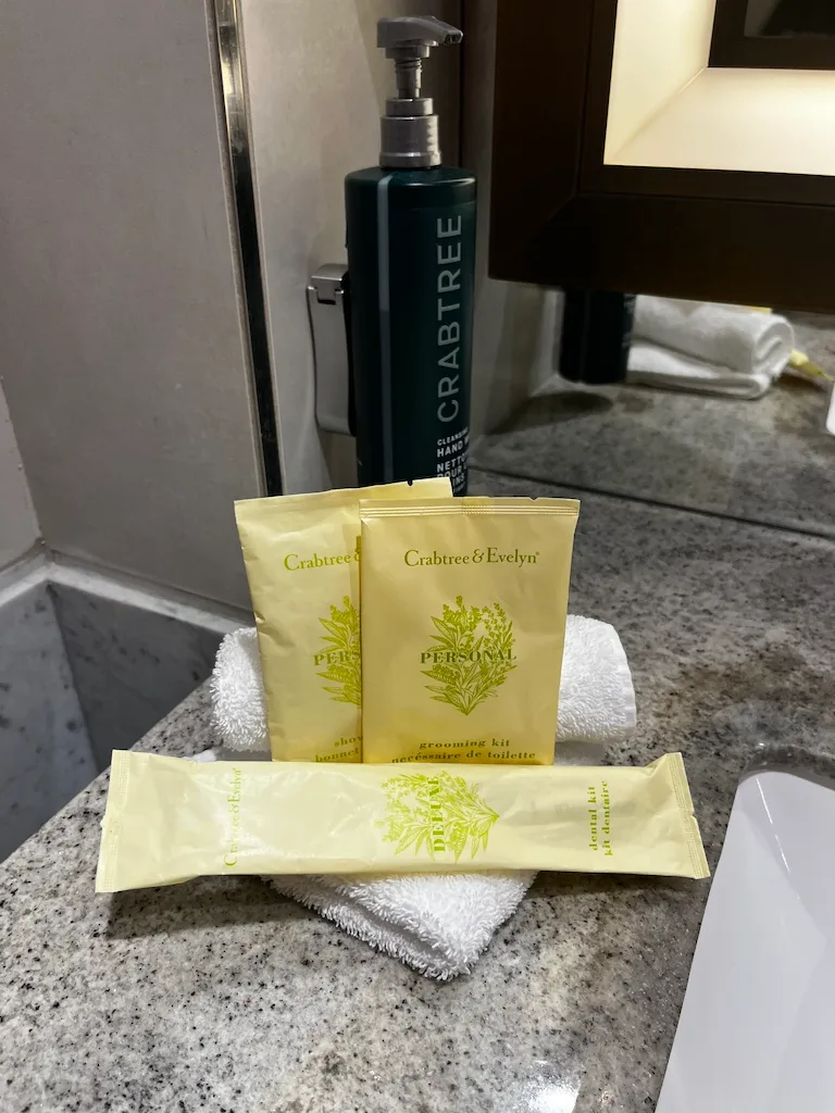 Hotelzubehör von Crabtree & Evelyn auf Handtuch
