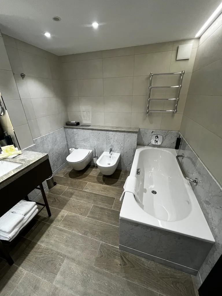 Moderne Badezimmer mit Badewanne und Toilette