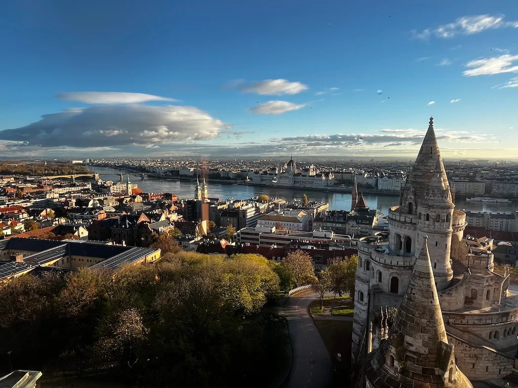 Panorama von Budapest mit Donau und Parlament