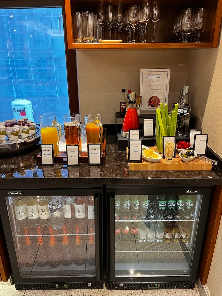 Hotelbar mit Getränken und Snacks