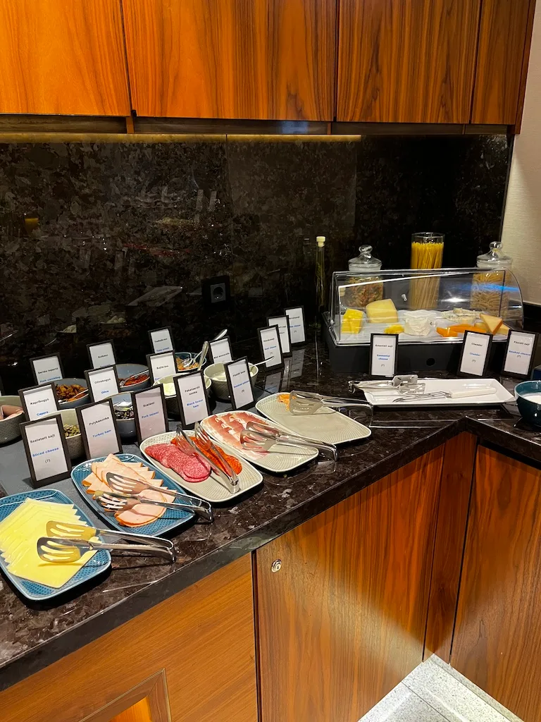 Frühstücksbuffet mit verschiedenen Speisen und Käse auf dem Tisch