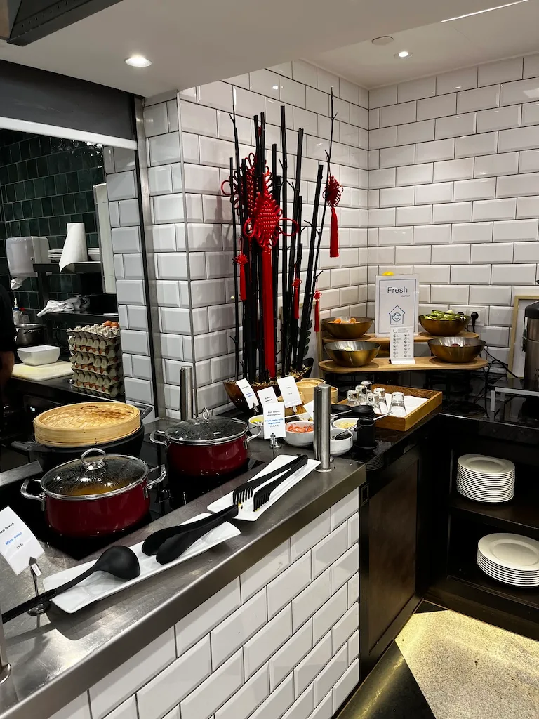 Frühstücksbuffet mit asiatischen Elementen und Kochutensilien